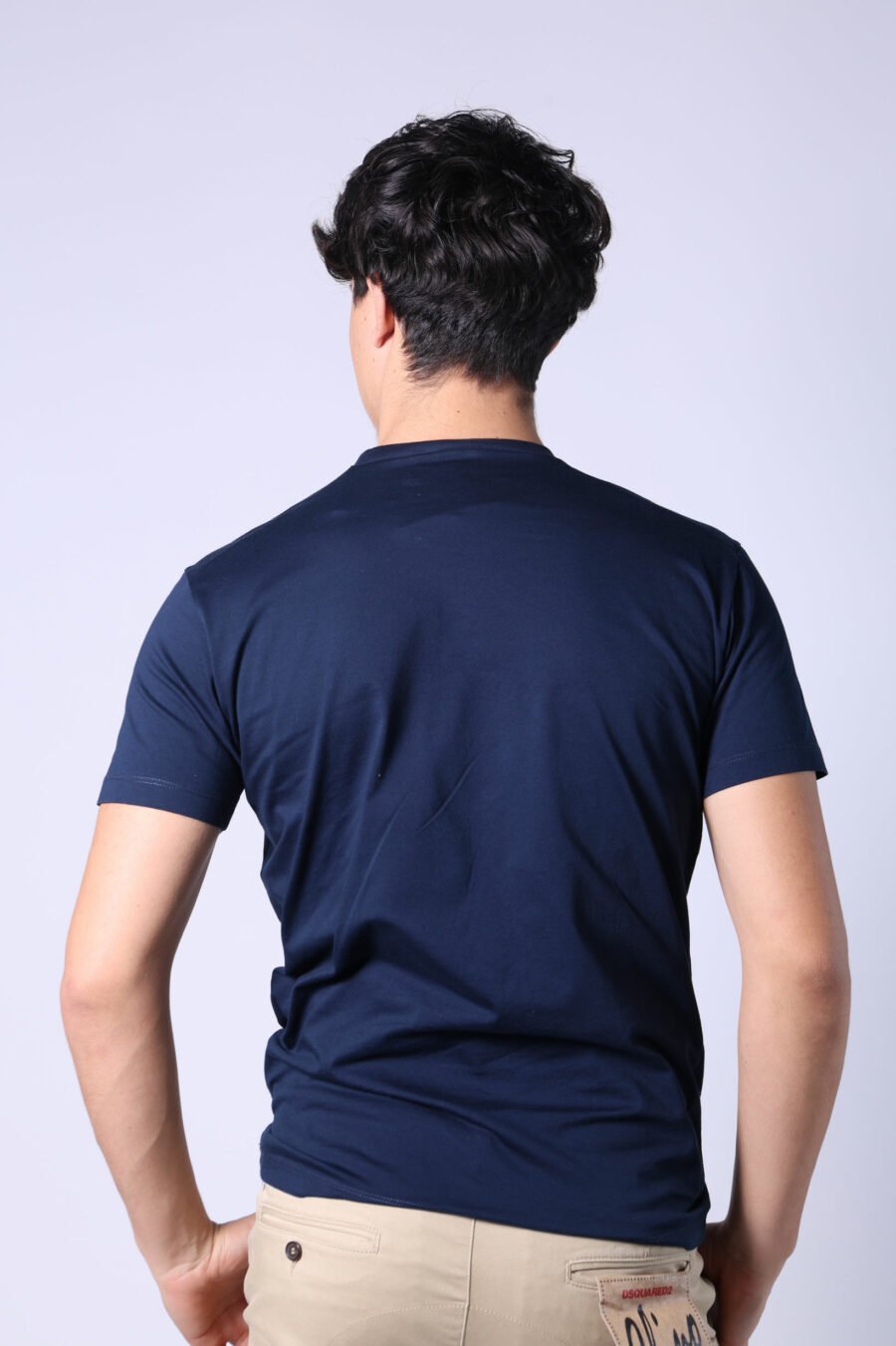 T-shirt azul escura com mini-logotipo vermelho em gráfico de folhas delineadas - Untitled Catalog 05626