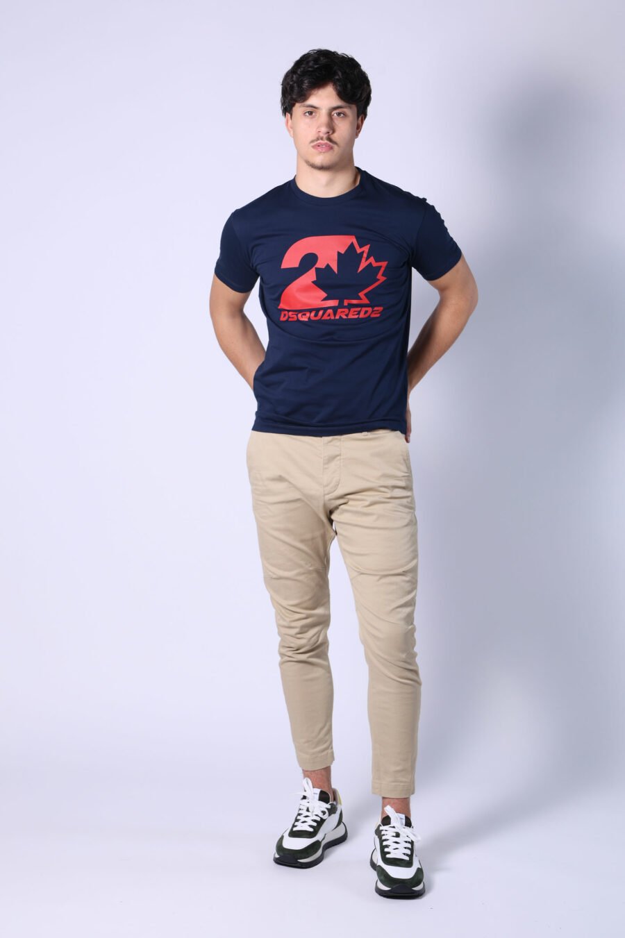T-shirt azul escura com mini-logotipo vermelho em gráfico de folhas delineadas - Untitled Catalog 05627