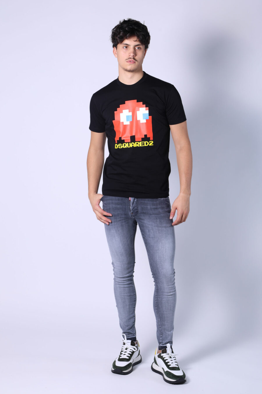 Camiseta negra con maxilogo fantasma "pac-man" - Untitled Catalog 05635