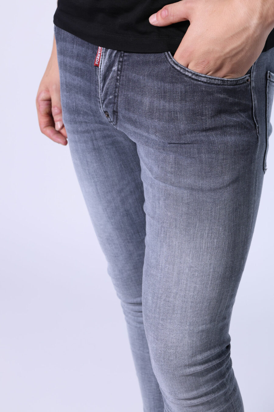 Jeans "skater jean" grau getragen - Ohne Titel Katalog 05641 1