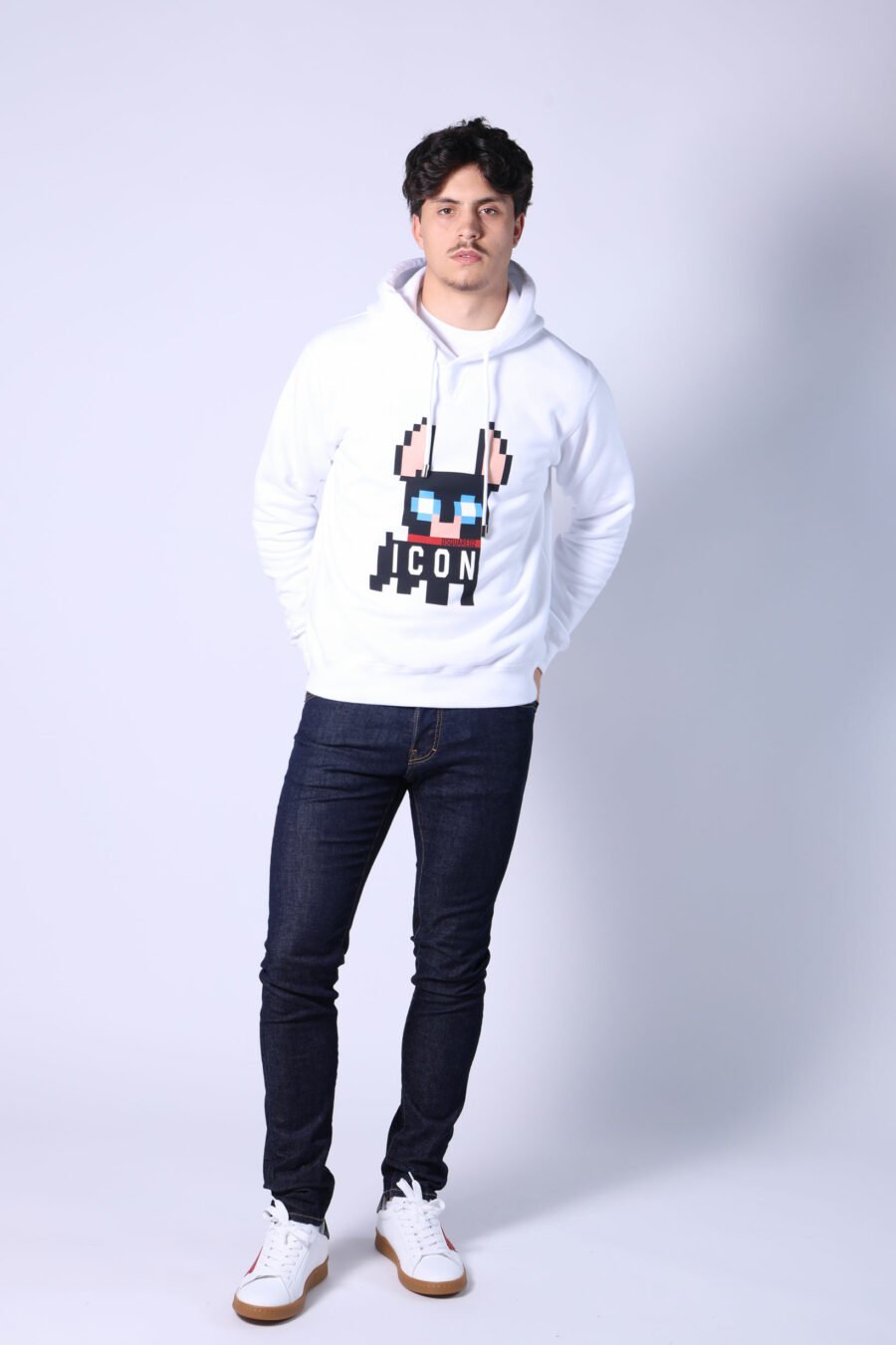 Weißes Kapuzensweatshirt mit "gepixeltem" Hundelogo - Untitled Catalog 05647 1