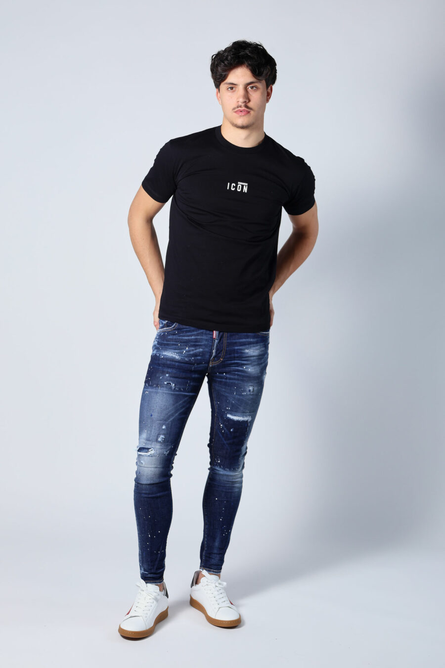 Camiseta negra con minilogo "icon" - Untitled Catalog 05659