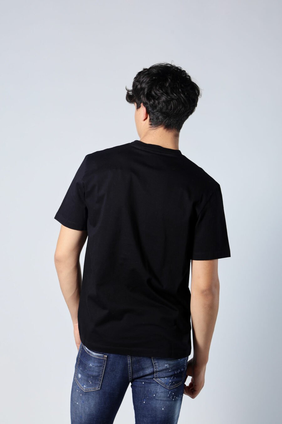 Schwarzes T-Shirt mit weißem Minilogue "fett" und orange Blatt - Untitled Catalog 05671