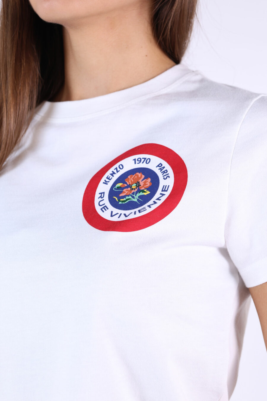 T-shirt blanc avec mini logo rond et graphiques dans le dos - 361223054662201918 1