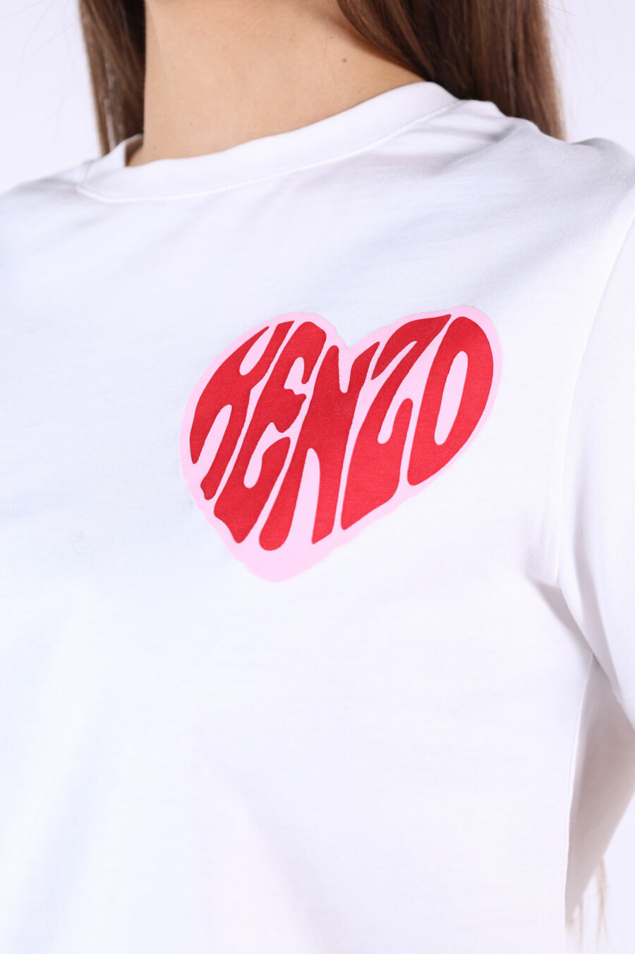 T-shirt branca com o logótipo de um mini coração - 361223054662201984 1