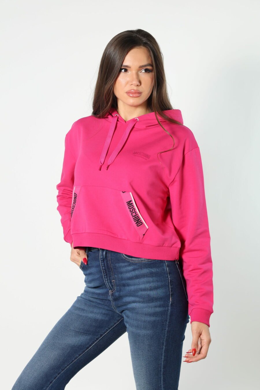 Fuchsia Sweatshirt mit Kapuze und Logo auf den Taschen - 8052865435499 304 skaliert