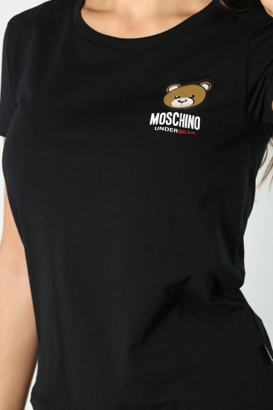 Schwarzes T-Shirt mit Logo-Bärenaufnäher "underbear" - 8052865435499 61 skaliert