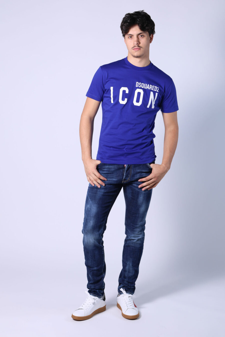 Elektrisch blaues T-Shirt mit weißem "Icon" Maxilogo - Untitled Catalog 05398
