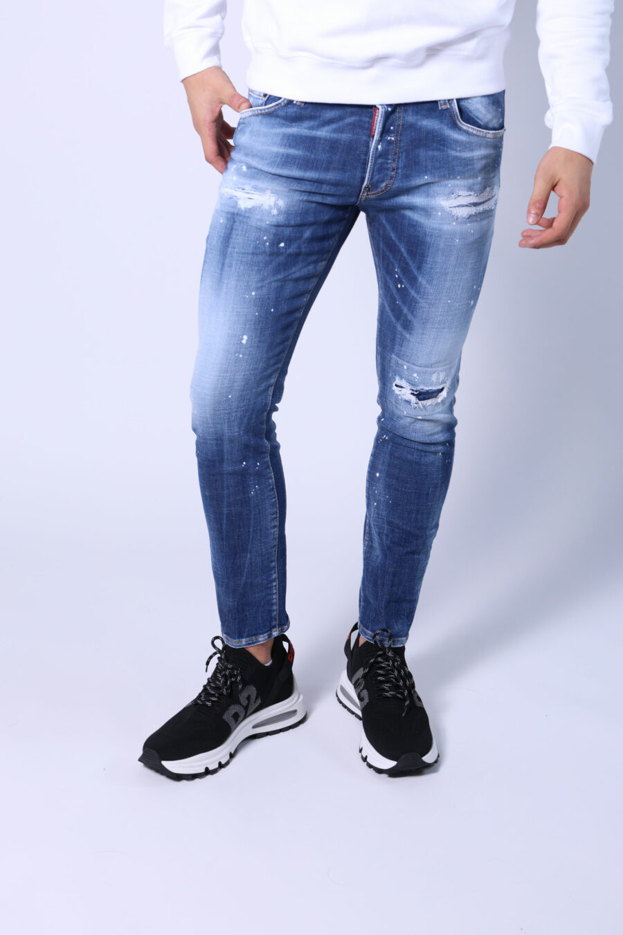 Hellblaue Jeans "Skater-Jeans" getragen und zerrissen - Untitled Catalog 05505