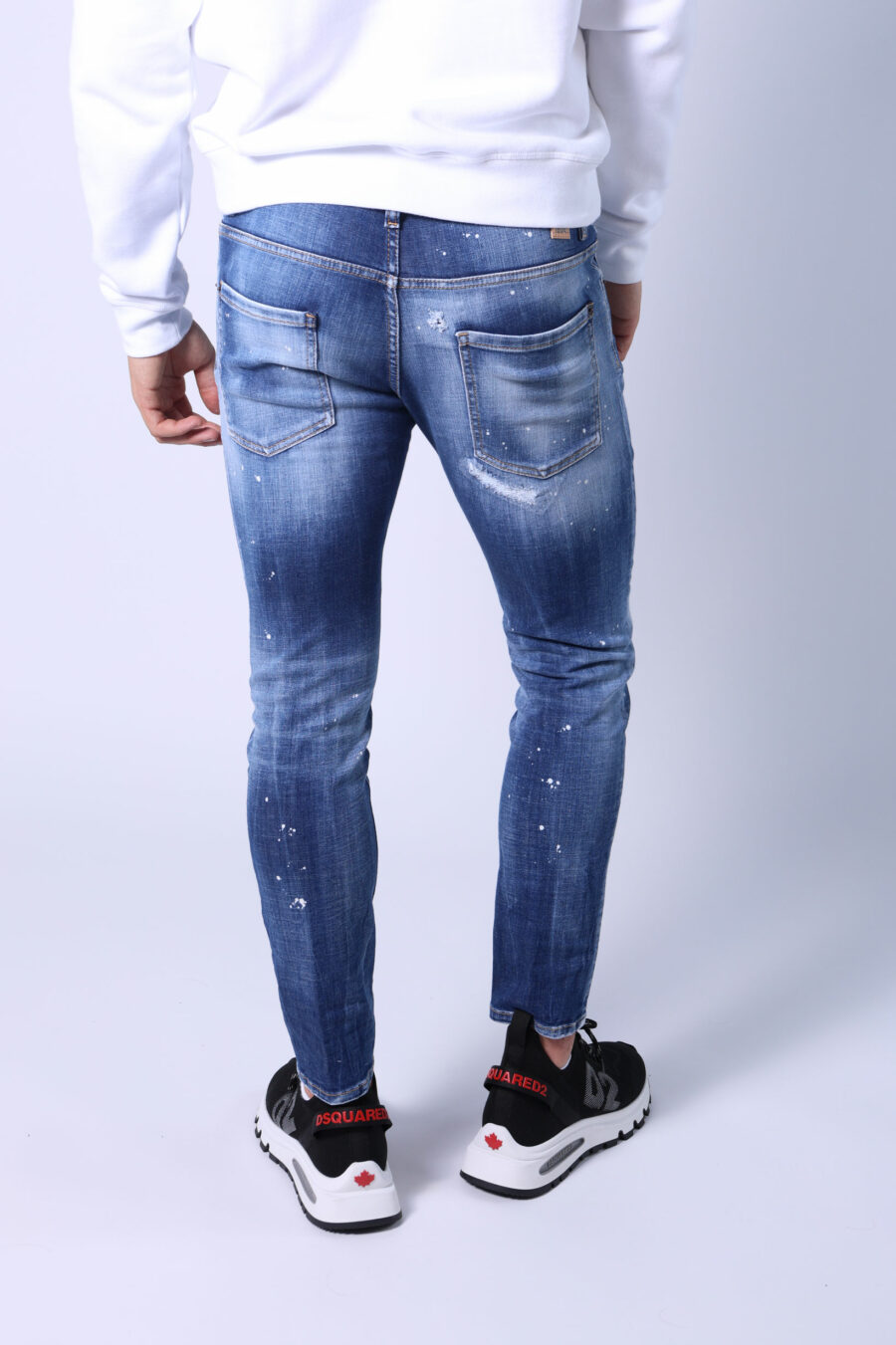 Dsquared2 - Pantalón vaquero azul sexy twist jean desgastado con pintura  naranja - BLS Fashion