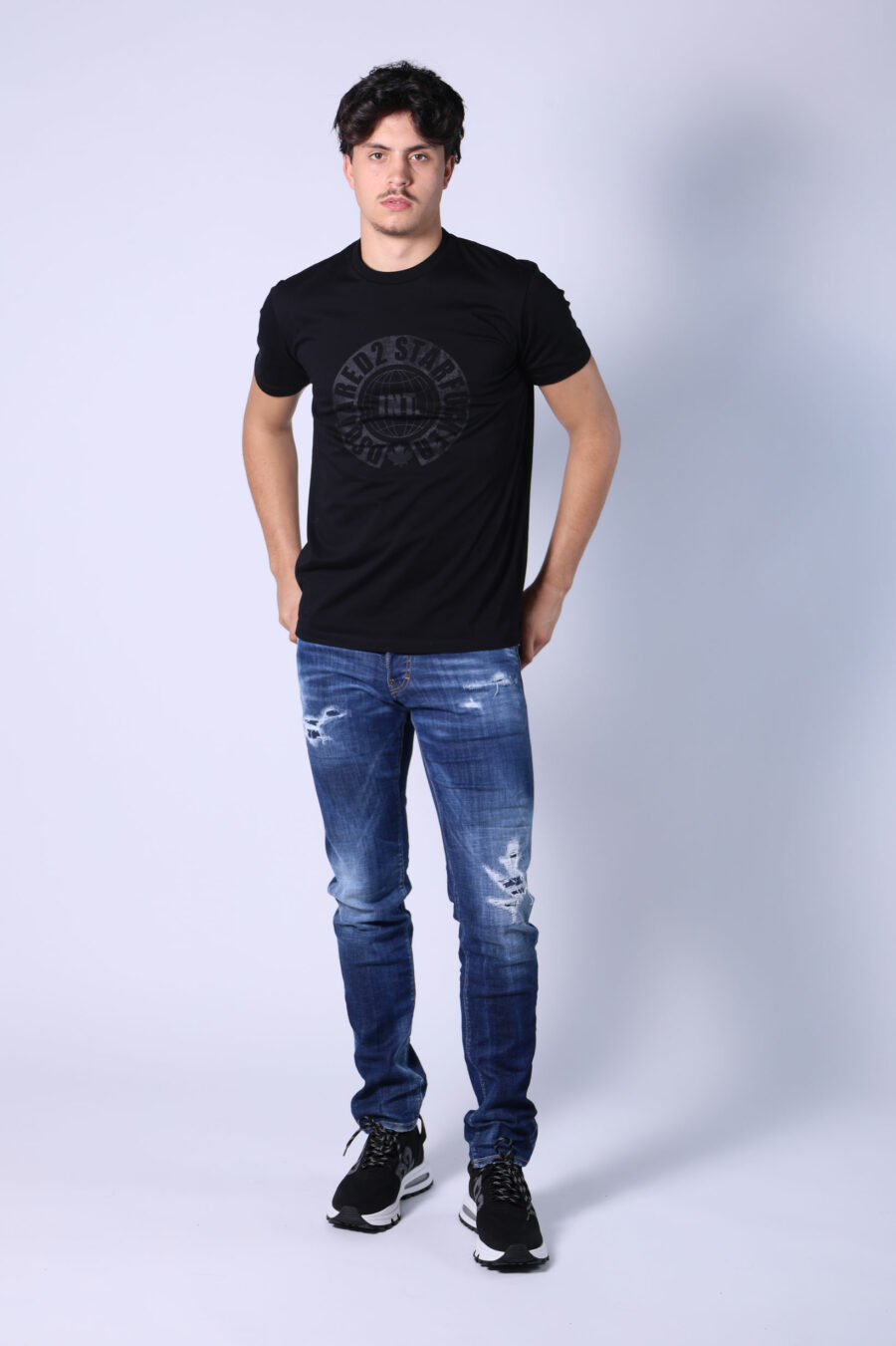 Camiseta negra con maxilogo monocromático redondo - Untitled Catalog 05508