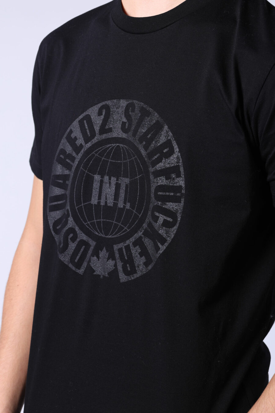 T-shirt preta com maxi logótipo monocromático redondo - Untitled Catalog 05511