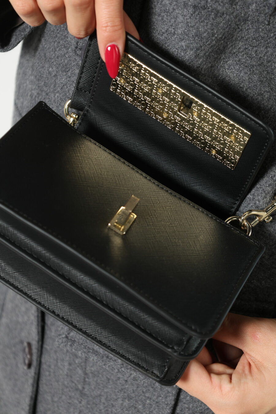 Bolso bandolera negro con logo "lettering" dorado y cadena - 8052865435499 426 scaled