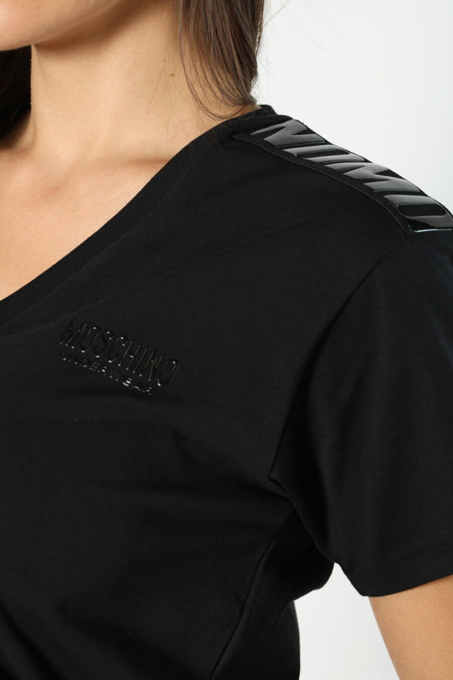T-shirt noir avec col en V et logo monochrome en ruban - 8052865435499 459
