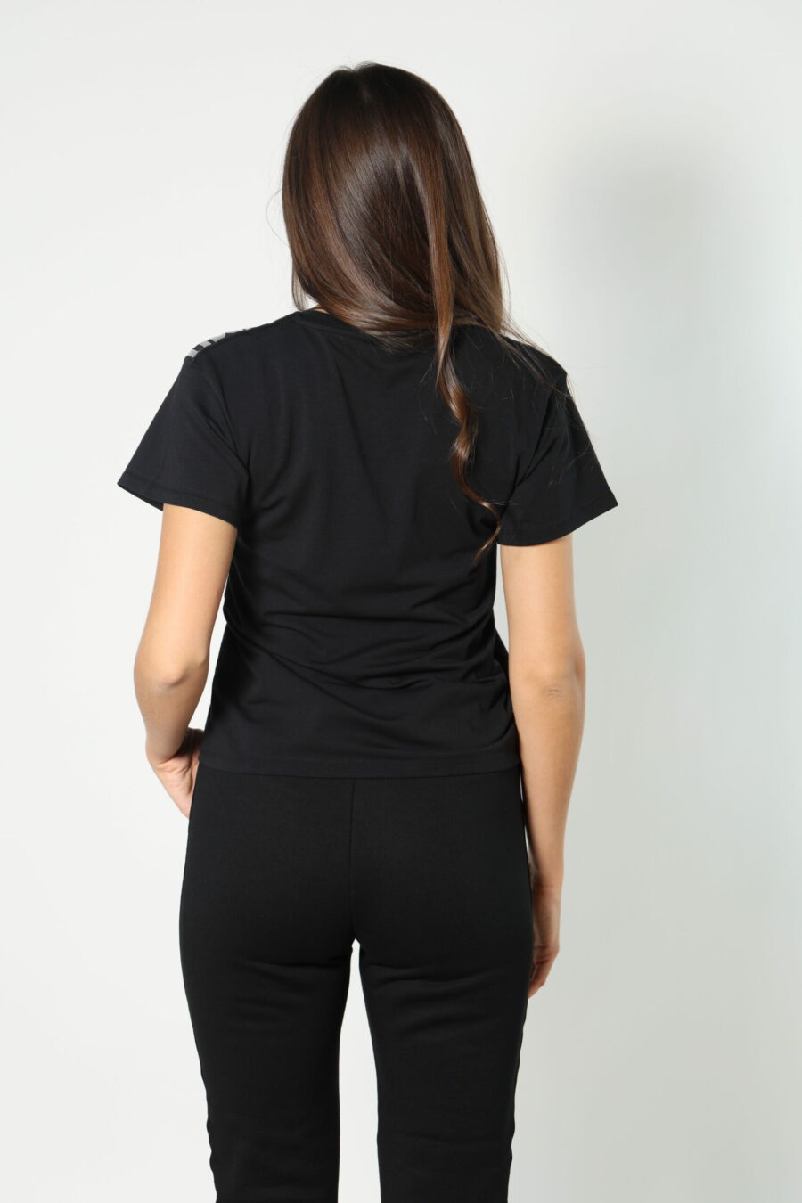 Camiseta negra con cuello en "v" y logo en cinta monocromático - 8052865435499 460 scaled