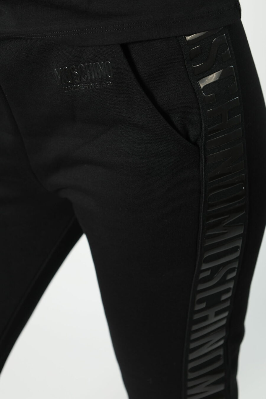 Pantalón de chándal negro con logo en cinta monocromático en laterales - 8052865435499 463 scaled