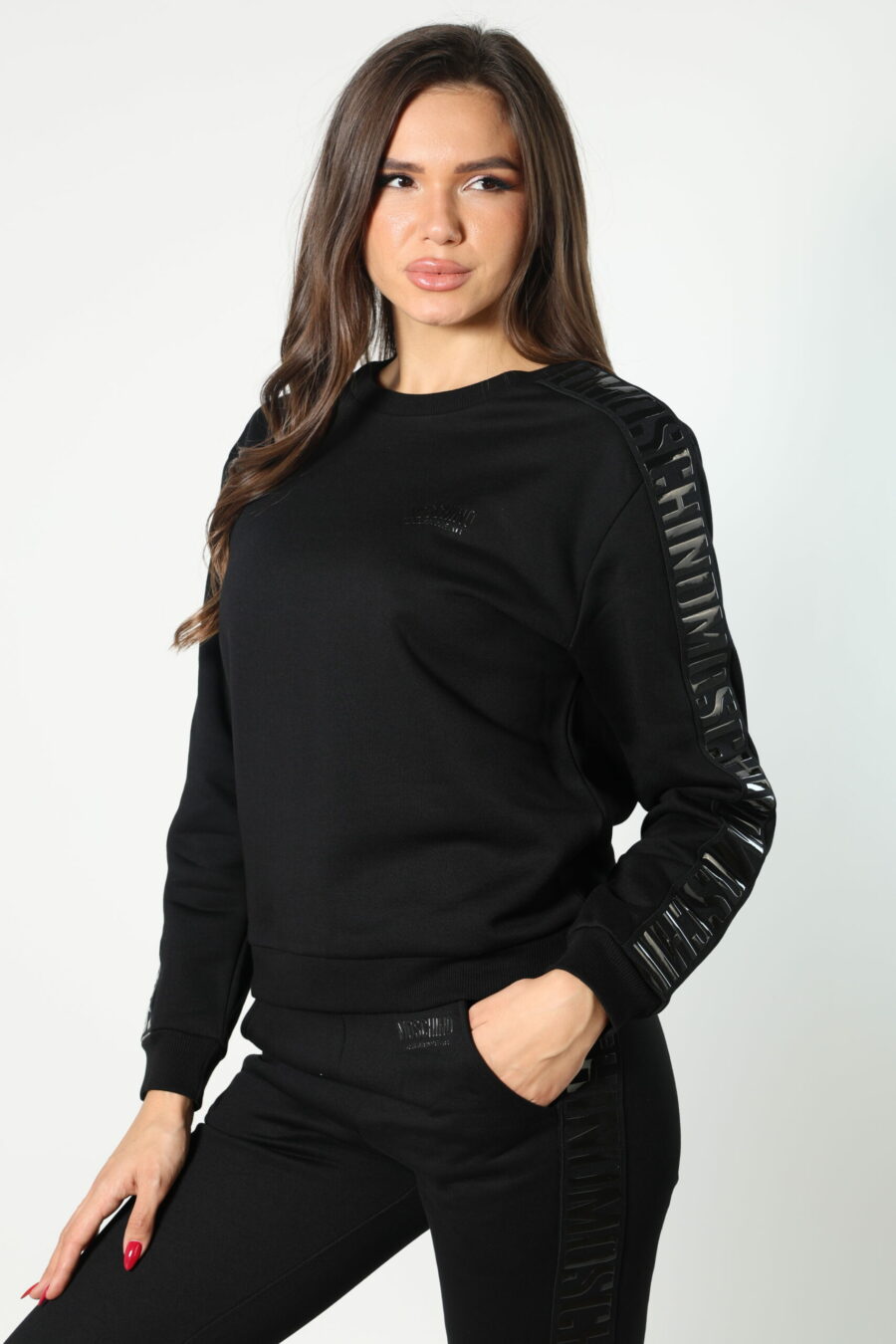 Schwarzes Sweatshirt mit monochromem Bandlogo an den Seiten - 8052865435499 470 skaliert
