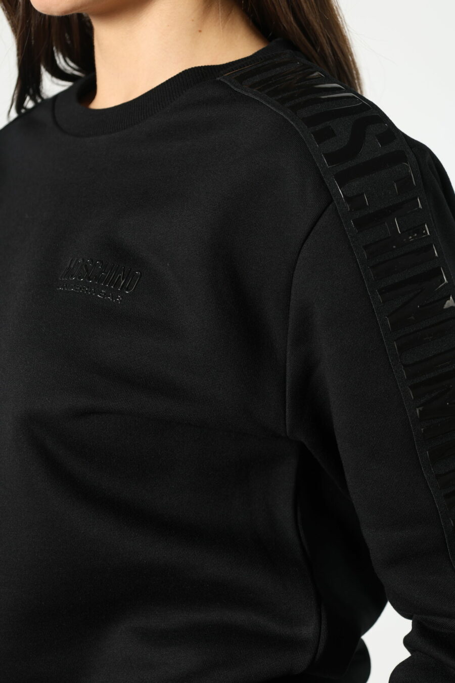 Schwarzes Sweatshirt mit monochromem Bandlogo an den Seiten - 8052865435499 471 skaliert
