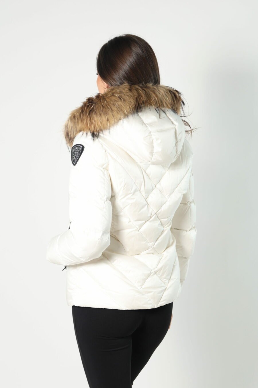 White hooded jacket with fur hood and diagonal lines and beige lining - 8052865435499 69 1 scaled
