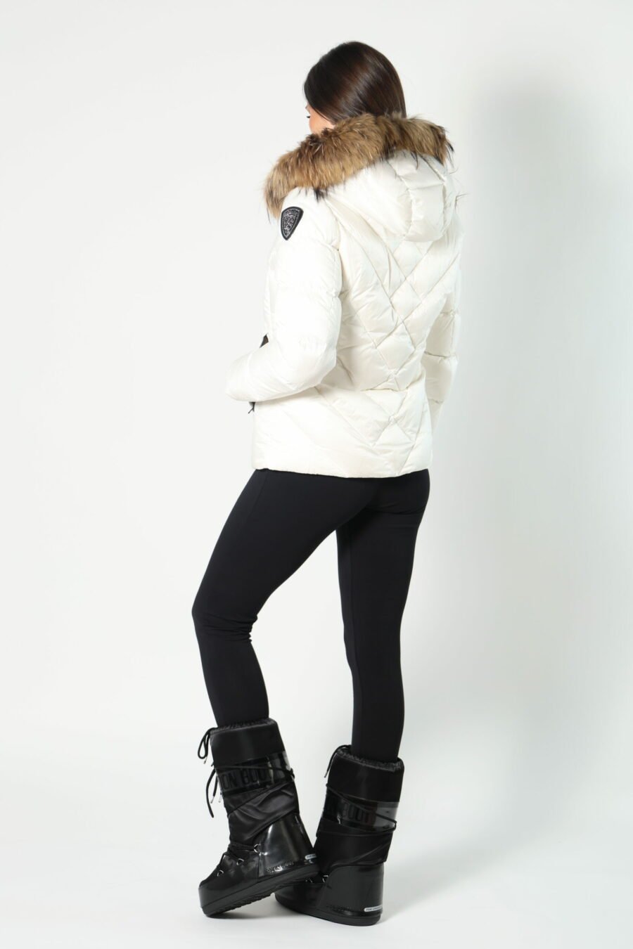 White hooded jacket with fur hood and diagonal lines and beige lining - 8052865435499 70 1 scaled
