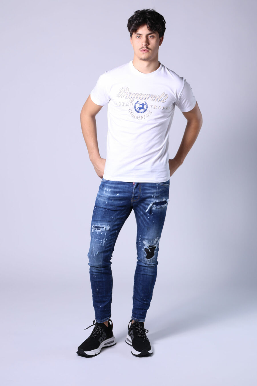 Camiseta blanca con maxilogo blanco con azul y escudo - Untitled Catalog 05245