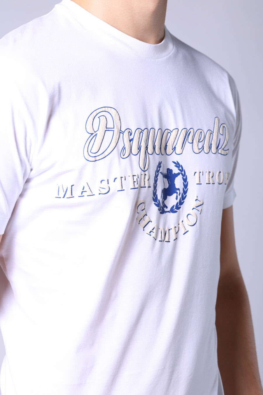 Camiseta blanca con maxilogo blanco con azul y escudo - Untitled Catalog 05247