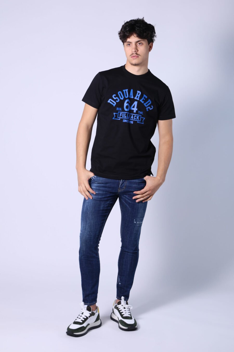 Camiseta negra con maxilogo "college" azul - Untitled Catalog 05348