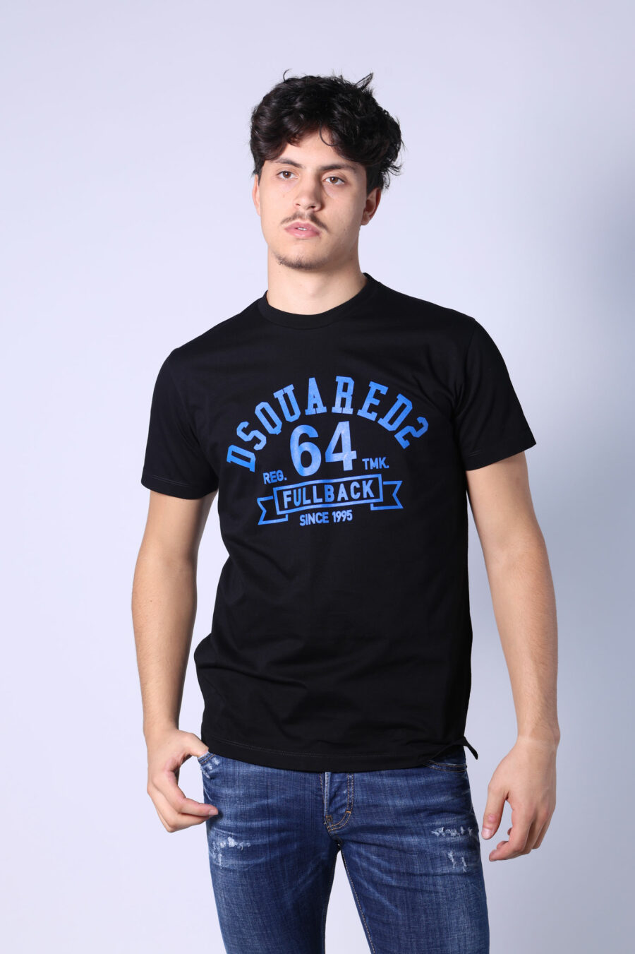 Camiseta negra con maxilogo "college" azul - Untitled Catalog 05349
