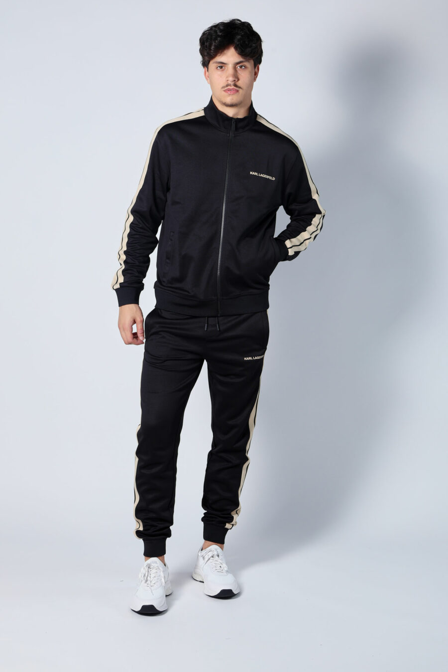 Schwarzes Sweatshirt mit Reißverschluss und Minilogue und beigefarbenen Seitenstreifen - Untitled Catalog 05695