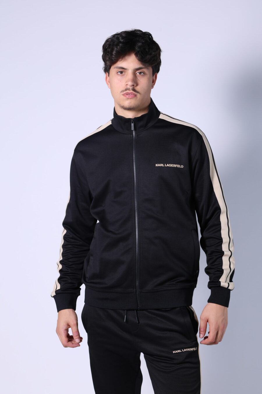 Schwarzes Sweatshirt mit Reißverschluss und Minilogue und beigefarbenen Seitenstreifen - Untitled Catalog 05696
