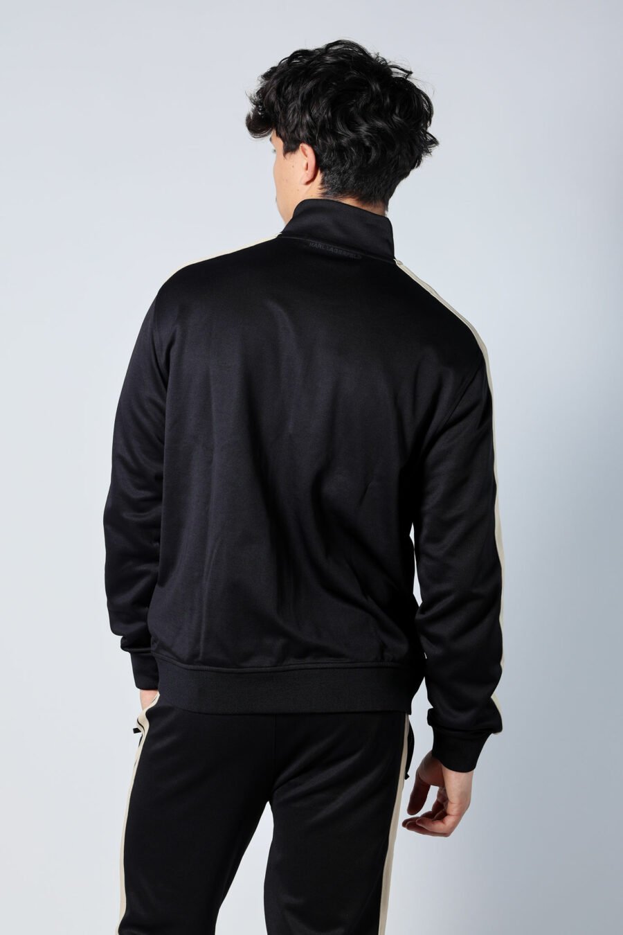 Schwarzes Sweatshirt mit Reißverschluss und Minilogue und beigefarbenen Seitenstreifen - Untitled Catalog 05698
