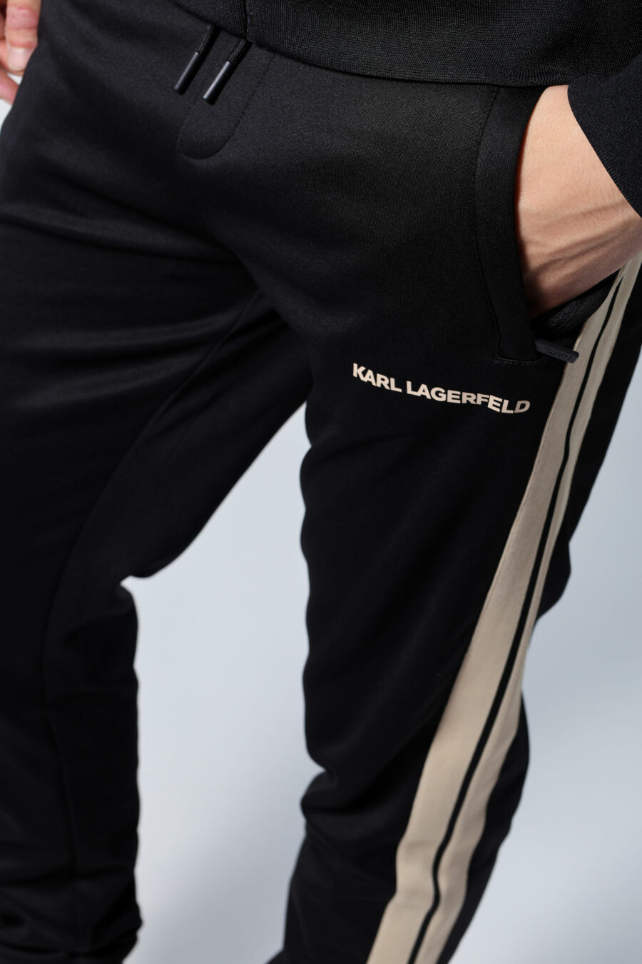 Pantalon noir avec bandes latérales minilogue et beige - Untitled Catalog 05701