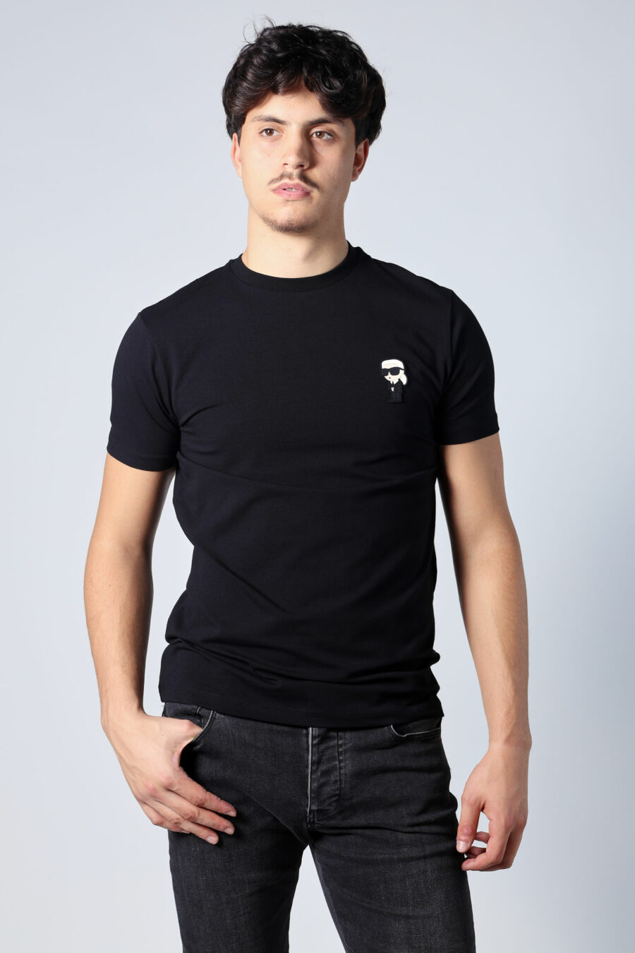 Camiseta negra con logo "ikonik" - Untitled Catalog 05720