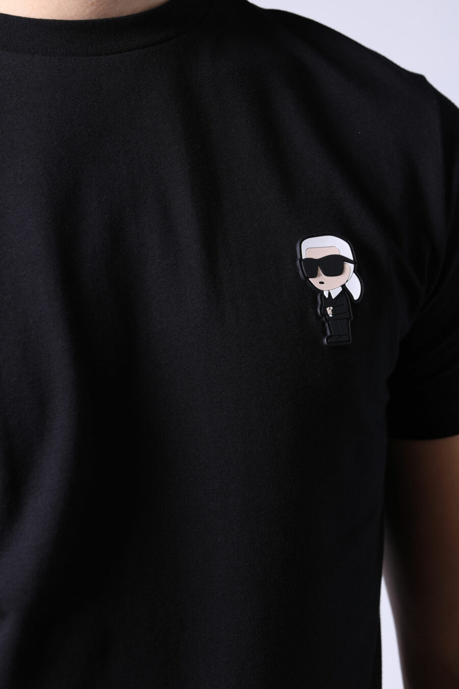 T-shirt preta com o logótipo "ikonik" - Catálogo sem título 05721