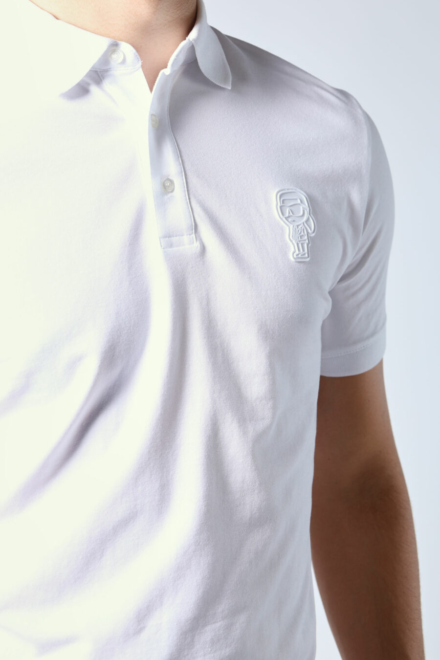 Pólo branco com mini-logotipo monocromático - Untitled Catalog 05725