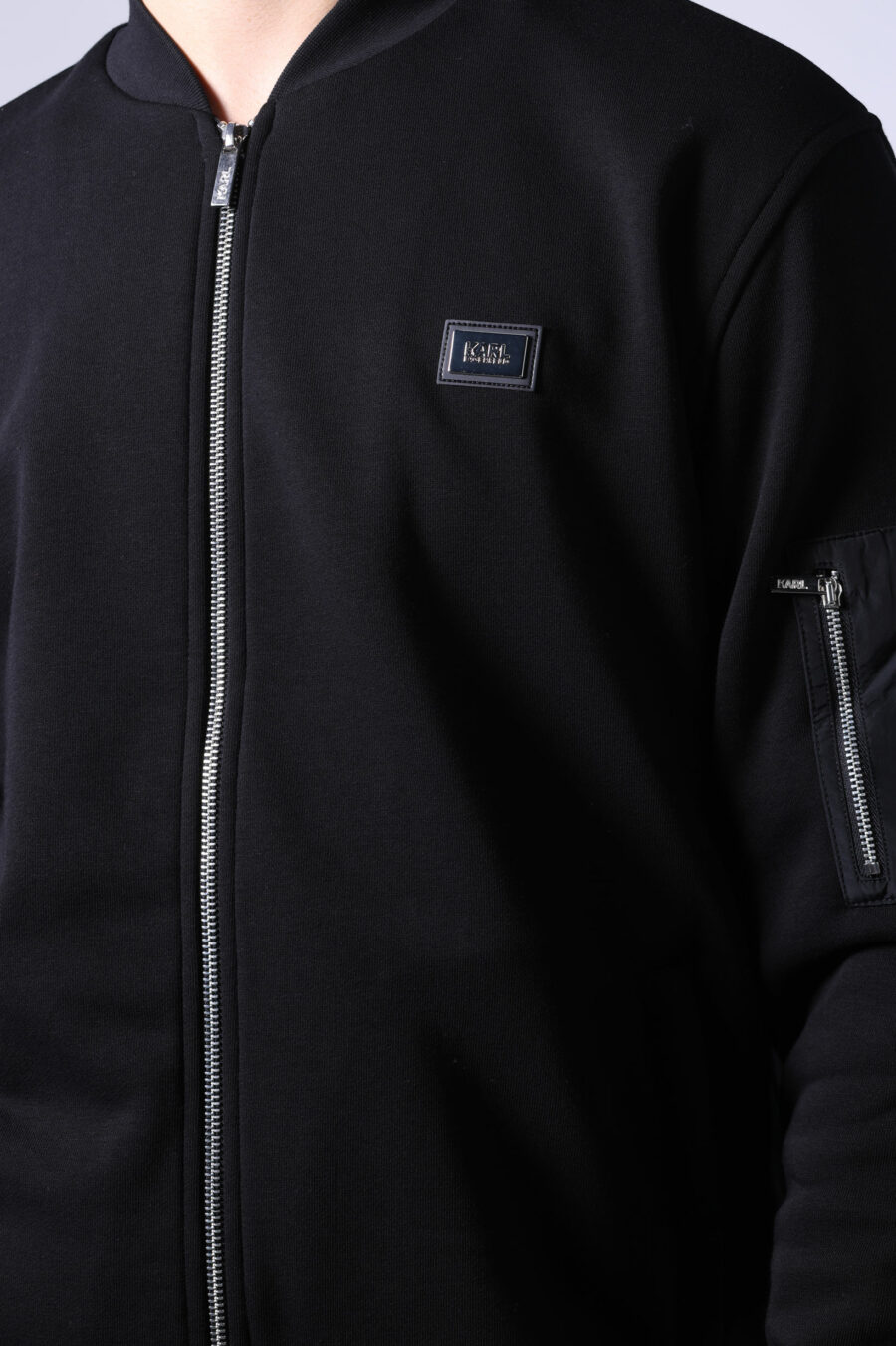 Schwarze Jacke mit Mini-Logo auf Abzeichen und Ärmeltaschen - Untitled Catalog 05733