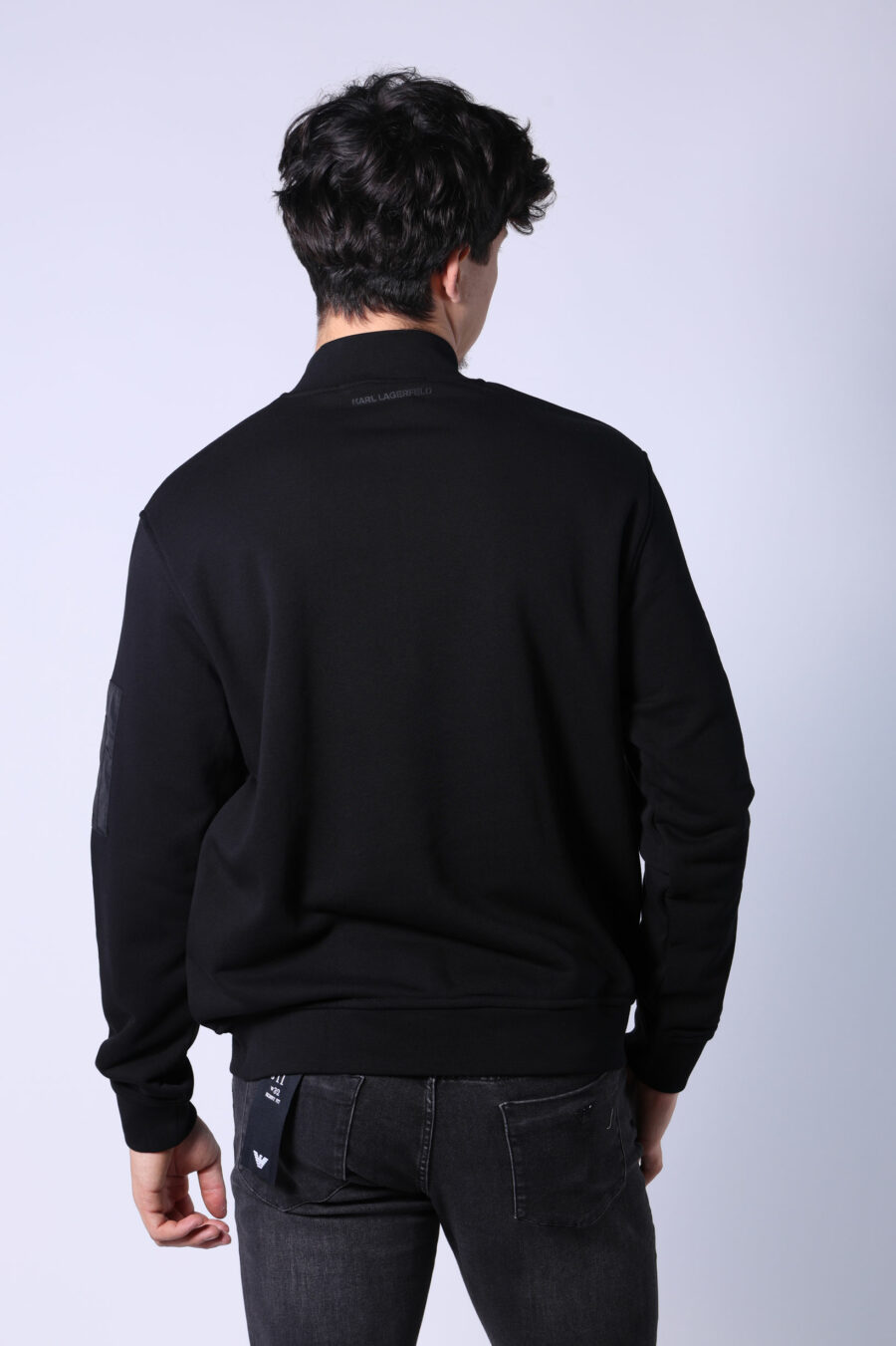 Schwarze Jacke mit Mini-Logo auf Abzeichen und Ärmeltaschen - Untitled Catalog 05734