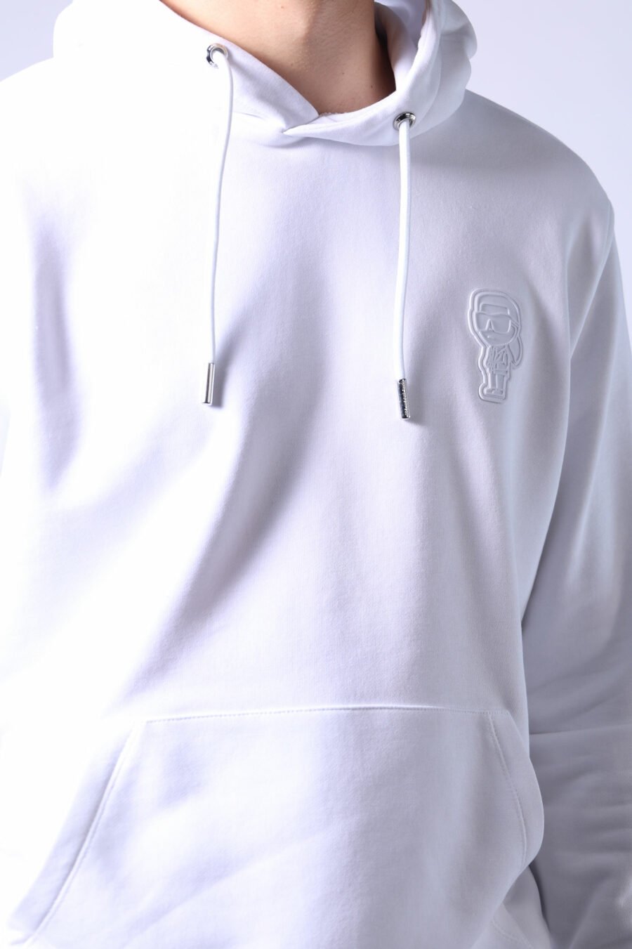Sweat à capuche blanc avec mini logo en caoutchouc monochrome - Untitled Catalog 05737