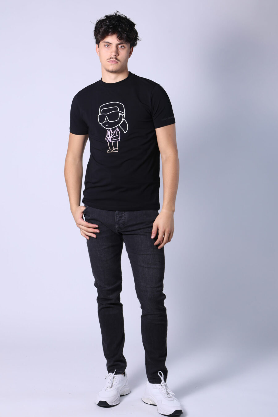 Camiseta negra con maxilogo "karl silueta" multicolor - Untitled Catalog 05775