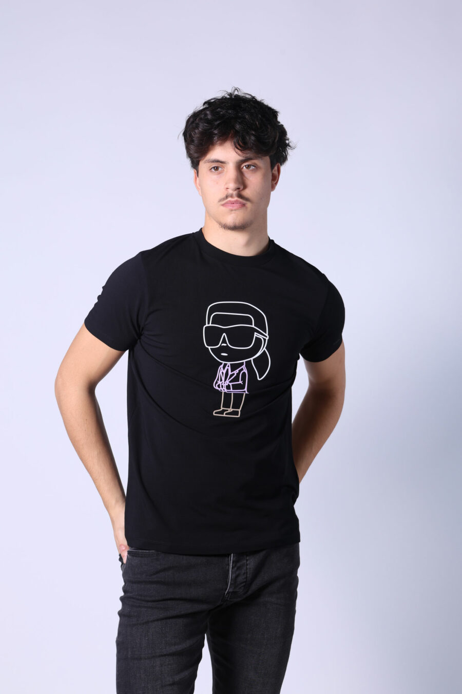 Camiseta negra con maxilogo "karl silueta" multicolor - Untitled Catalog 05776