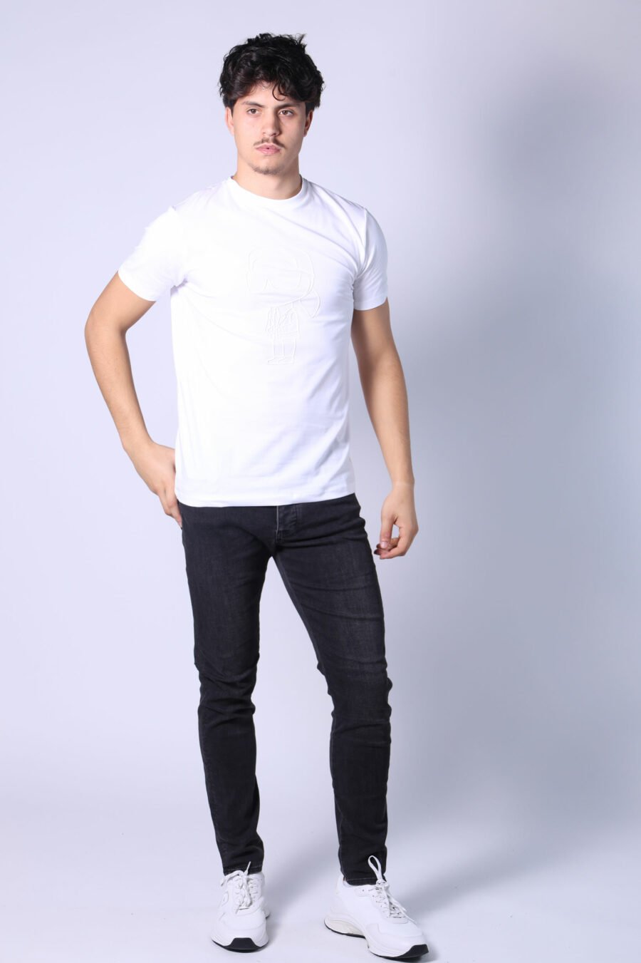 Camiseta blanca con maxilogo monocromático de goma - Untitled Catalog 05796