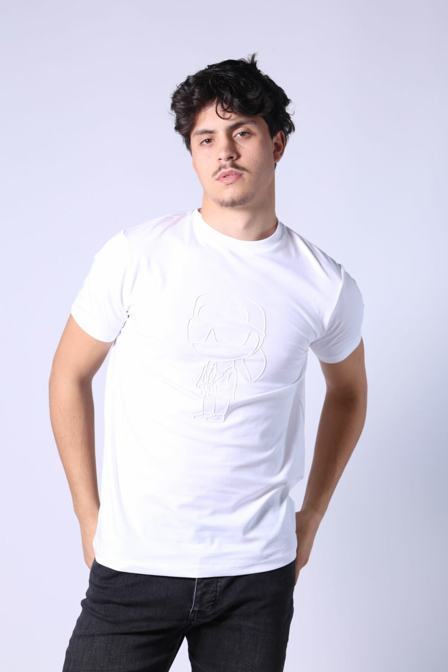 Camiseta blanca con maxilogo monocromático de goma - Untitled Catalog 05797