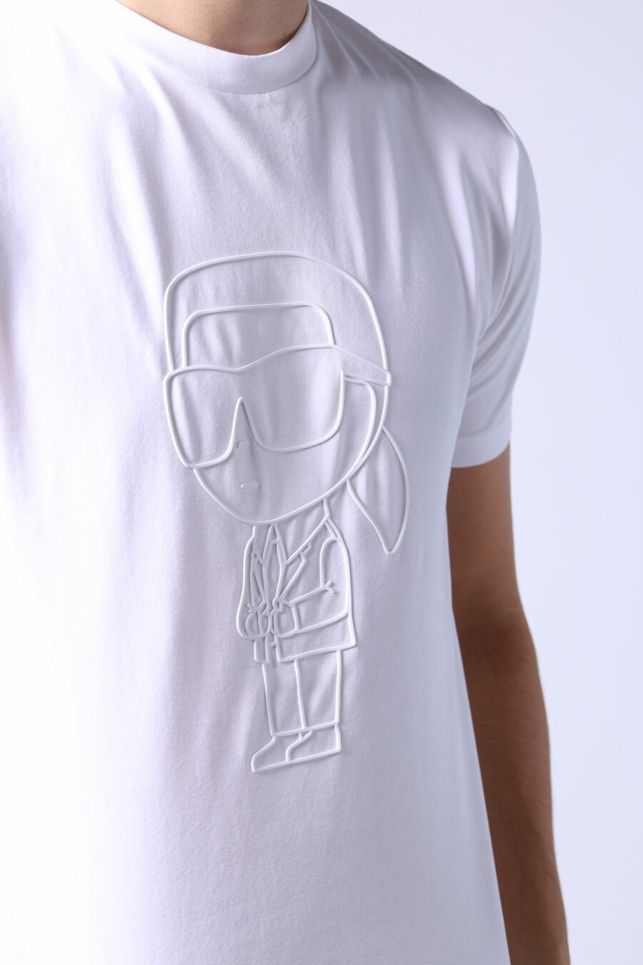 Camiseta blanca con maxilogo monocromático de goma - Untitled Catalog 05798