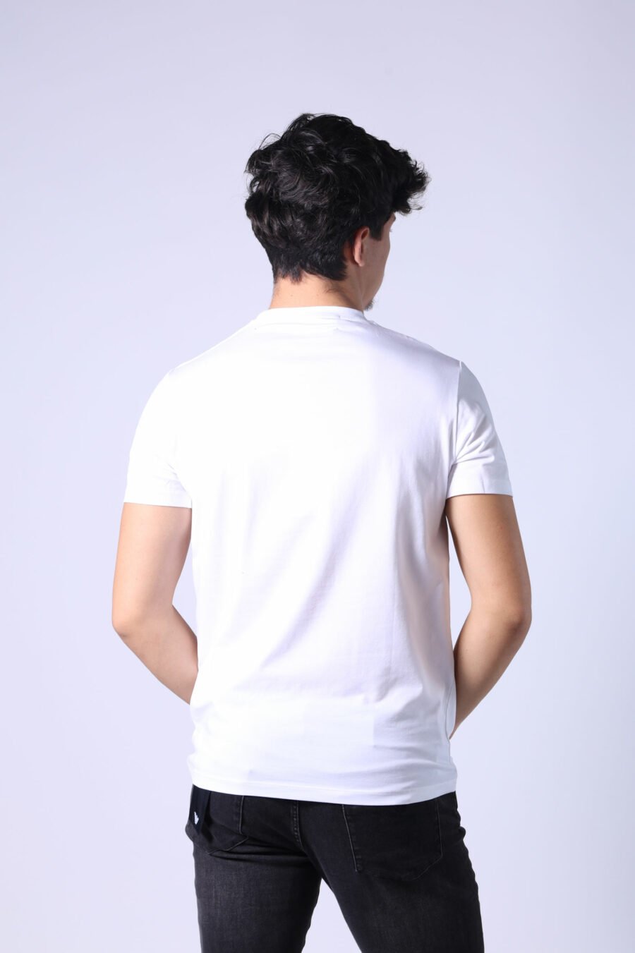 Camiseta blanca con maxilogo monocromático de goma - Untitled Catalog 05799