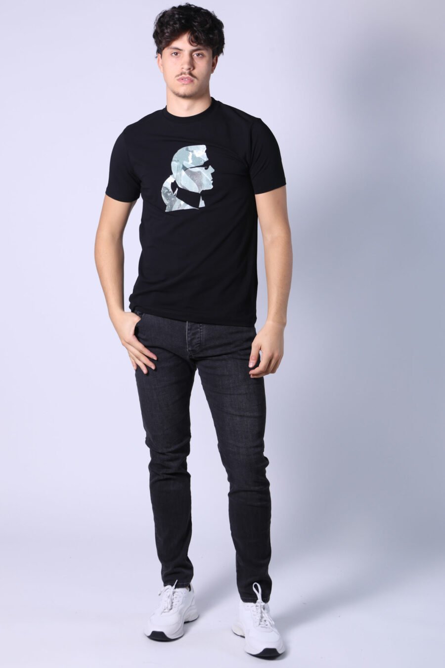 Camiseta negra con maxilogo "karl" perfil camuflado - Untitled Catalog 05800