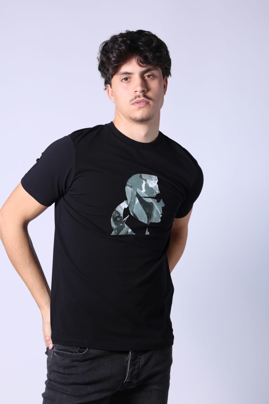Camiseta negra con maxilogo "karl" perfil camuflado - Untitled Catalog 05801