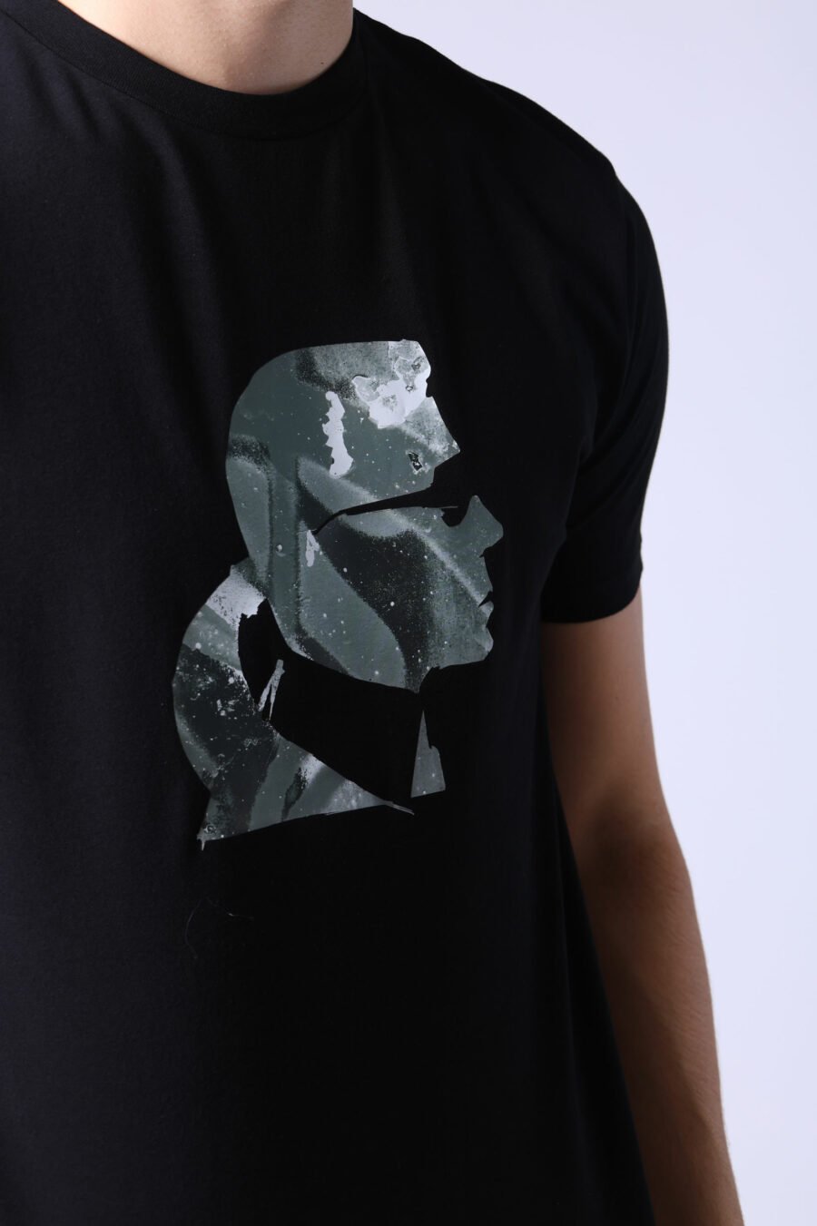 Camiseta negra con maxilogo "karl" perfil camuflado - Untitled Catalog 05802