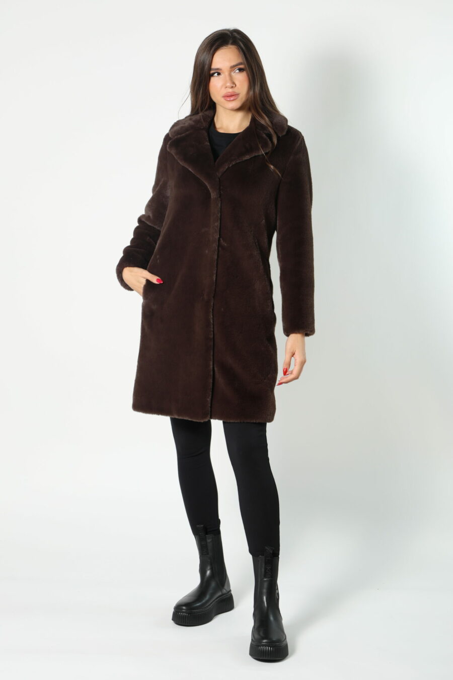 Abrigo marrón con pelo sintético efecto castor y forro interior monograma - 8052865435499 186 scaled