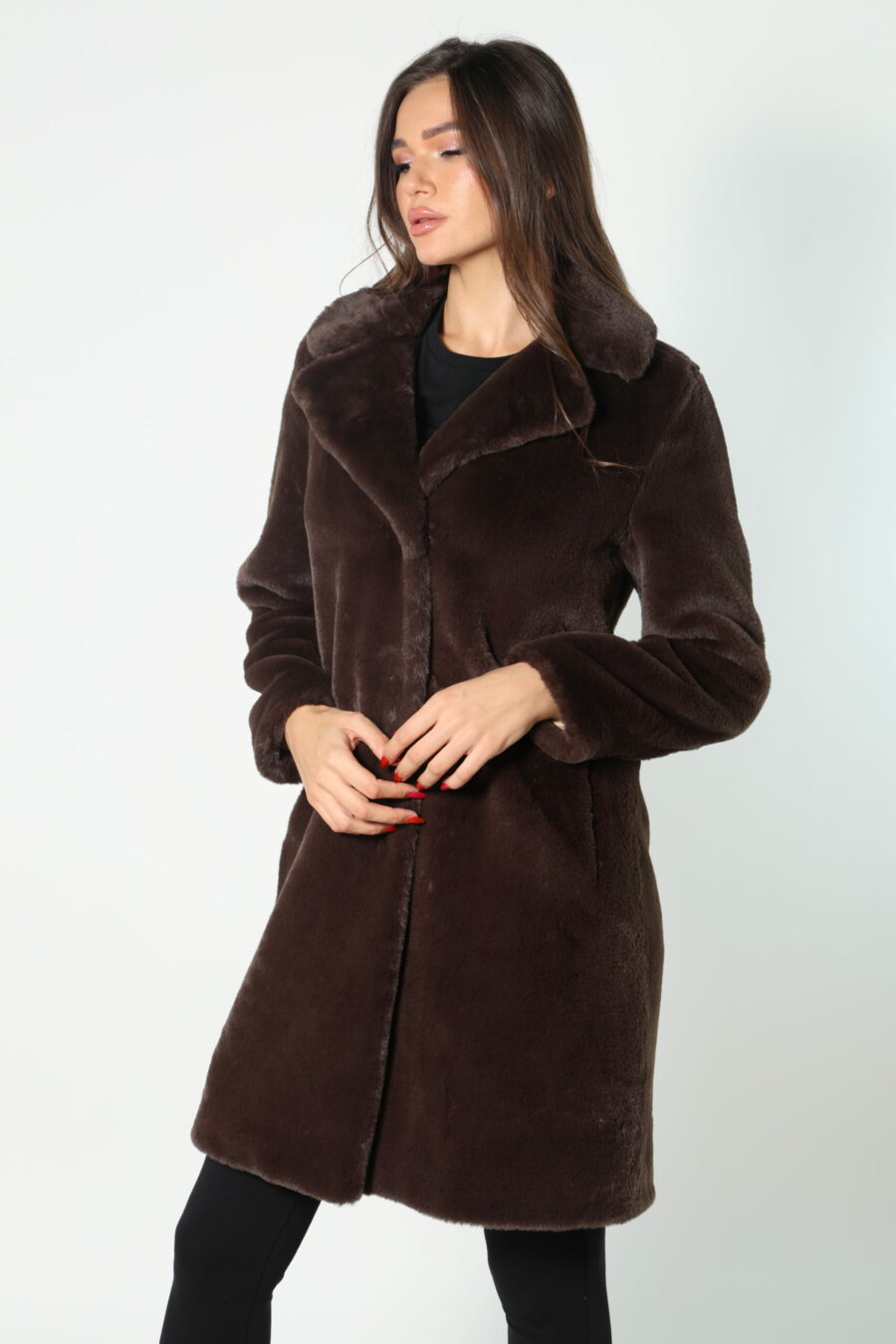 Abrigo marrón con pelo sintético efecto castor y forro interior monograma - 8052865435499 188 scaled