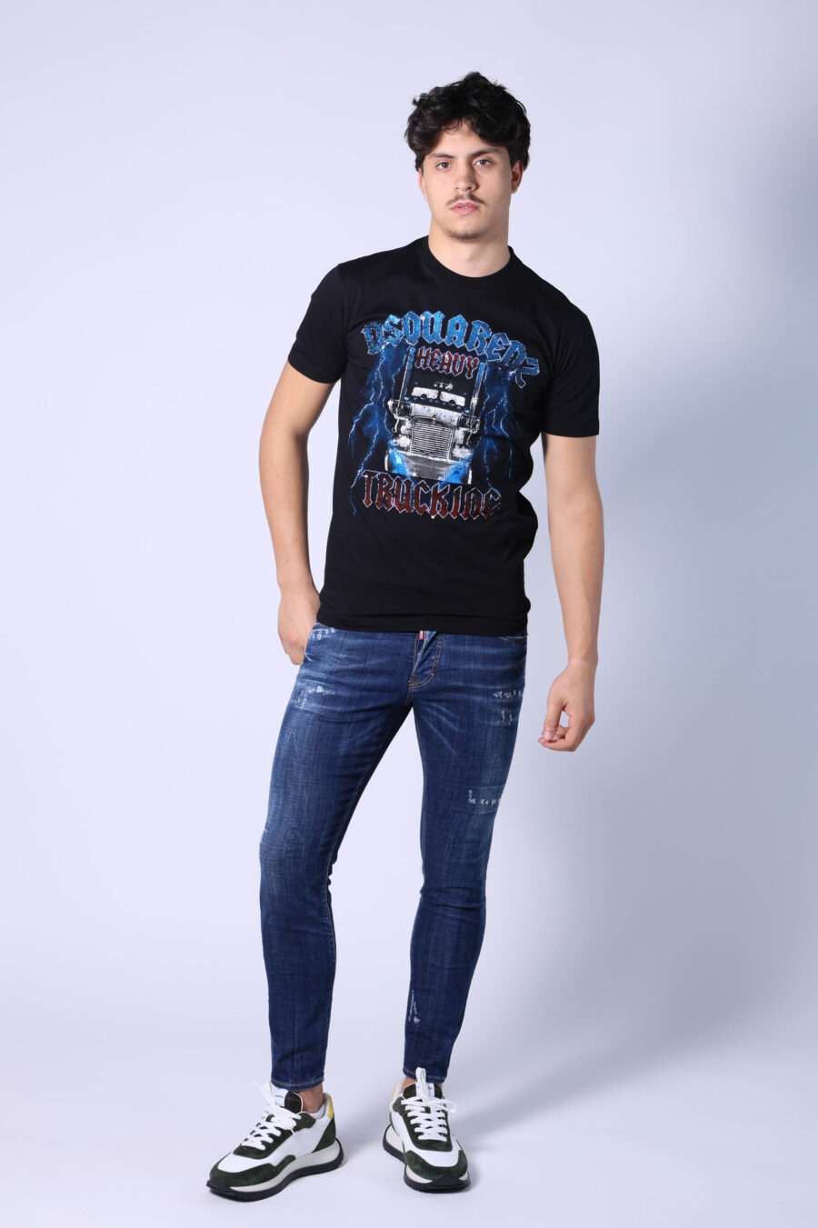 T-shirt preta com maxi logótipo gótico azul e vermelho - Untitled Catalog 05340